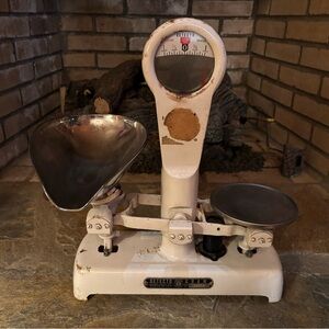 Retro Cream Kitchen Scale by